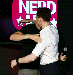 hiddleston-daily: hom-tiddlestoner:  hiddleston hugs (◡‿◡✿)  For the anon that asked about how Tom h