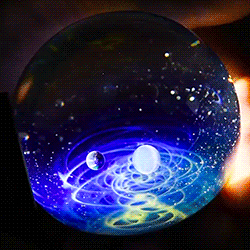 robins:  fencehopping:  Capturing mini-universes in glass, by artist Satoshi Tomizu.
