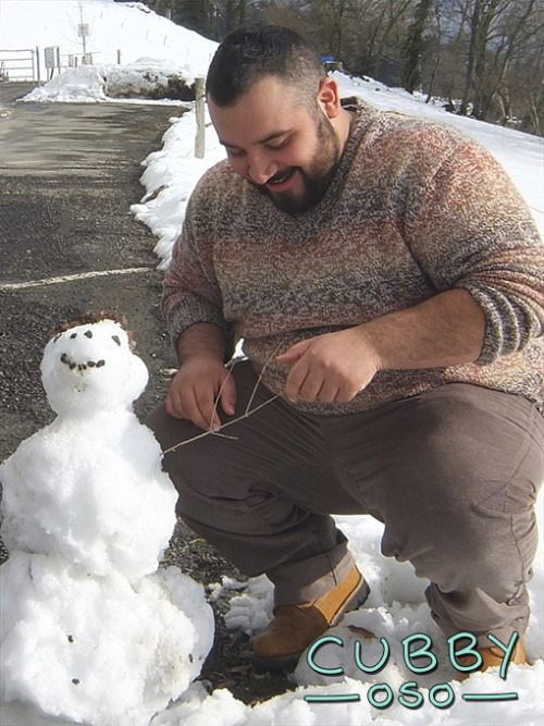 lockjohnson:  tubbyoso:  first ever snowman. He was swiss.  Omg. That top. That top!!! I wannit!!! Look at you all cute in the snow! 