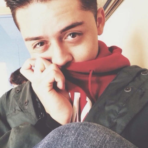 joshbunny:  waiting to get my bottom wisdom teeth out 😁 