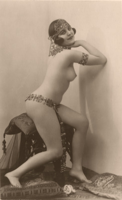 vintagemarlene:  vintage nude postcards ‘queen