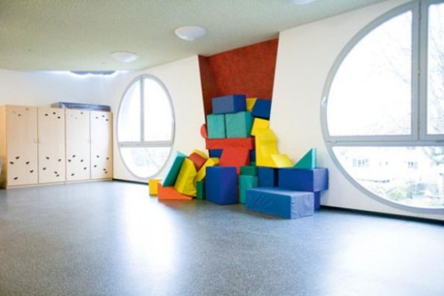 Kindergarten Wolfartsweier is a cute cat-shaped primary school designed by Tomi Ungerer and d’Ayla-S