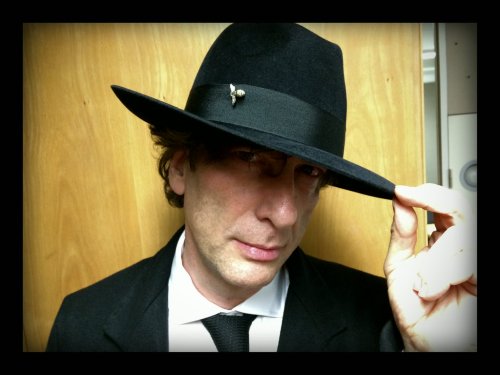 neil-gaiman:The purpose of the coat: Terry Pratchett’s memorial.After I read my piece, Rob Wilkins p