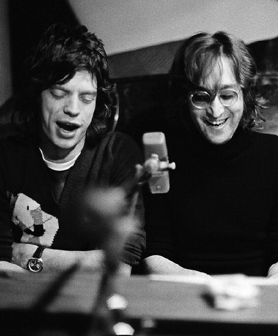 imcreepingdeath99:  Mick Jagger and John Lennon. NYC, 1972 by Bob Gruen. 