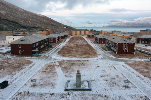 iliveonasouthpacificisland: Pyramiden is an old Soviet coal mining town located on the island of Spi
