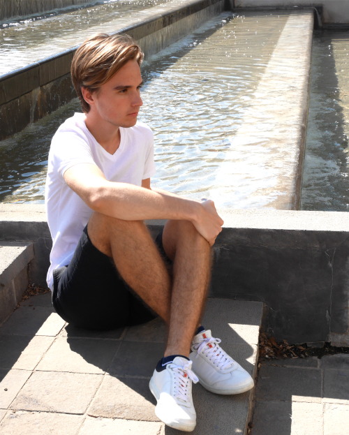 menstreetstyle:     A day or it was really good weather … I took the opportunity to walk in a small town by the sea. I could not resist putting the feet in the water of this beautiful fountain. I wear shorts Kooples and a T-shirt Zara. And to complete
