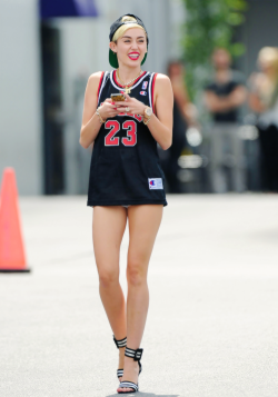 sswagfforllife:  Miley cyrus  her legs :O