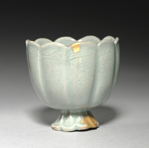 cma-korean-art: Floral-shaped Cup with Incised Chrysanthemum Design, 1100s-1200s, Cleveland Museum o