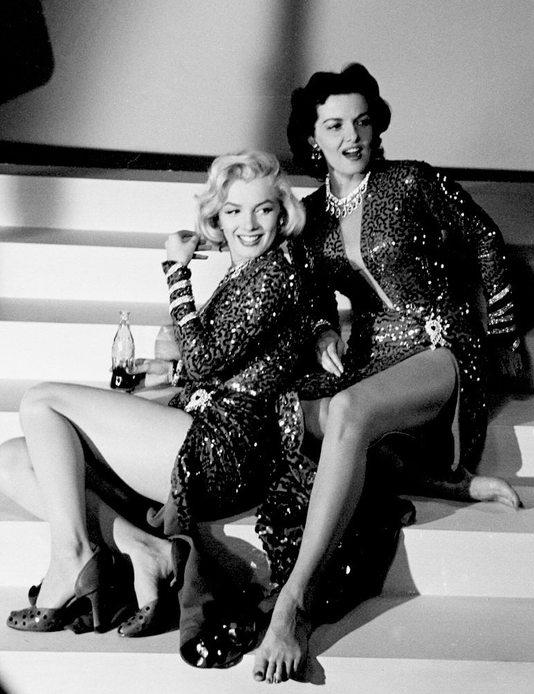 summers-in-hollywood:Marilyn Monroe &amp; Jane Russell on the set of Gentlemen