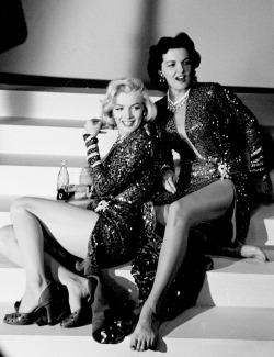 Summers-In-Hollywood:marilyn Monroe &Amp;Amp; Jane Russell On The Set Of Gentlemen