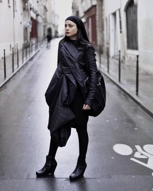 aliciahannahnaomi: Wandering the back alleys of Le Marais with @editevening ••• weari