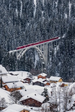 r2–d2:  Rhätische Bahn on the Viadukt