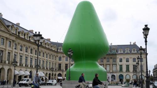 paisleypawpads:  wetreesinart:  Paul McCarthy (Am. 1945-  ), Tree, sculpture gonflable, H : 24,5 m, installation Paris place Vendôme 2014  Ummm… that looks EXACTLY like a buttplug.