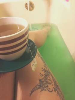 aboutthesea:  bath bomb/tea time 