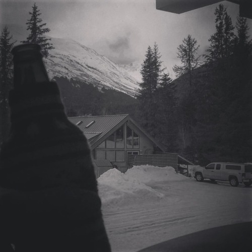 Home. #akallday #girdwood #alaskalife #brewwithaview (at Girdwood, Alaska)