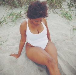 nomnomchubby:  curvesincolor:  IG: @wilnise  So love one piece swimsuits