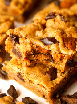 nom-food:Chocolate chunk cookie butter bars  want