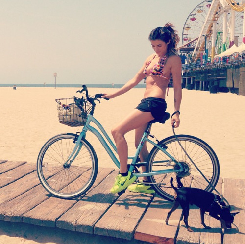 sexycyclists: quilaredazione:  Elisabetta Canalis: bellezza in bicicletta.  BABES DO NOT WALK DOG AN