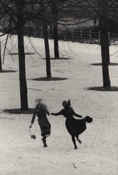 inneroptics:  Sibylle Bergemann - Annette and Angela, Lustgarten, Berlin 1982  