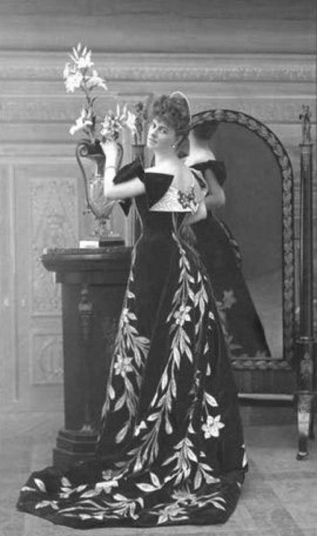 costumeloverz71: This is the “Lily Dress” (circa 1896), made for the Countess Greffulhe and attribut