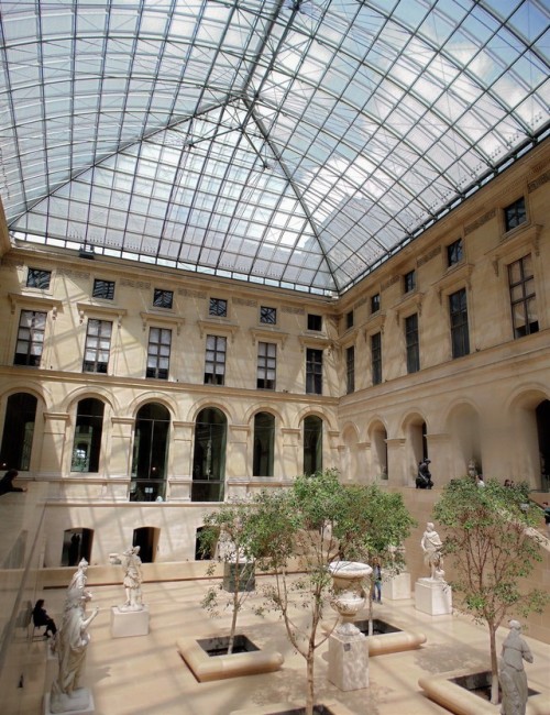 wildestbabe:How to take a break from finals: hop on a bus to Paris and chill at the Louvre. 