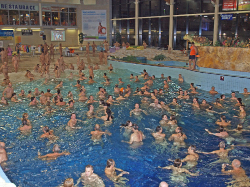Activités naturistes Piscine :) Naked pool :)
