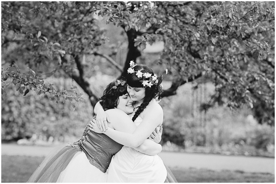 quirkyday:  bighappybeauty:  Joanna + Gesche, photos by 2 Brides Photography, there