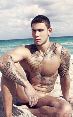 des-mecs-et-des-tattoos:  Le soleil et la plage… (sur un air de musique). hotfuckingguys:  Vince Ramos  