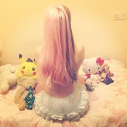 lolitaunlaced:  Playing with all my friends. ^.^ 🎀 Xo 