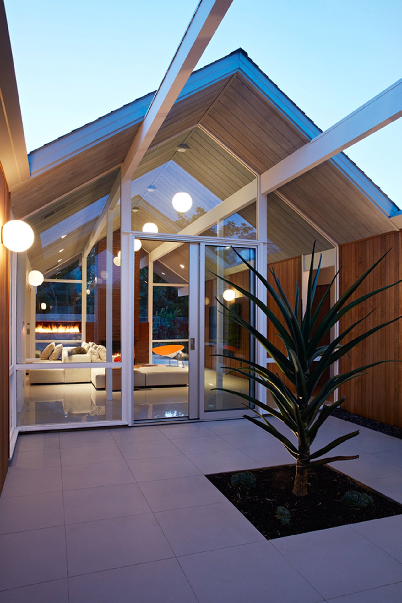 archatlas:    Mountain View Double Gable Eichler Remodel  San Francisco-based Klopf