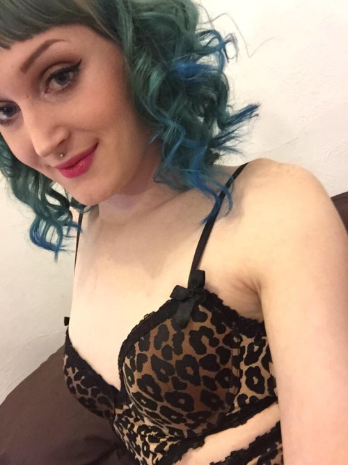 cdlittler:  pillarsofvotary:  Naomi Marie Skye++++  Yummy 
