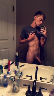 hotboynextdoor:  In case anyone was wondering what I look like, this is me. Twinks, inbox me your nudes. 