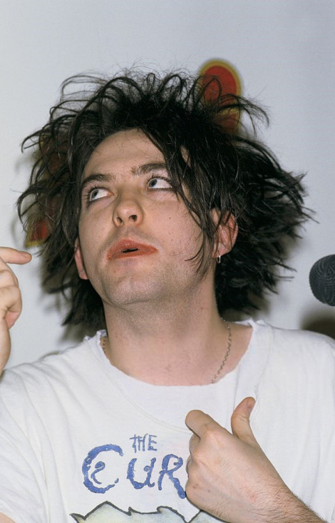 a-night-like–this:Robert Smith At NRJ Radio On January 16th, 1986 In Paris,France