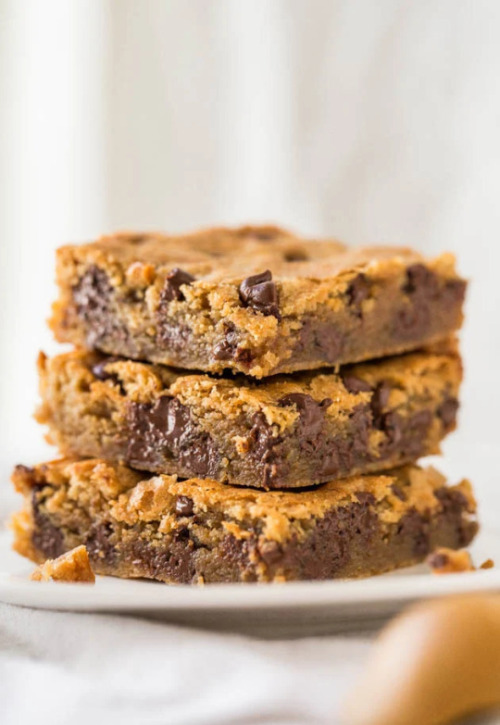 sweetoothgirl:    Peanut Butter Chocolate Chip Bars