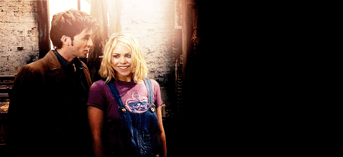 emilywholock42:Random gifs of Ten and Rose [6/?]Ten and Rose looking at each other…“Looks can kill”w