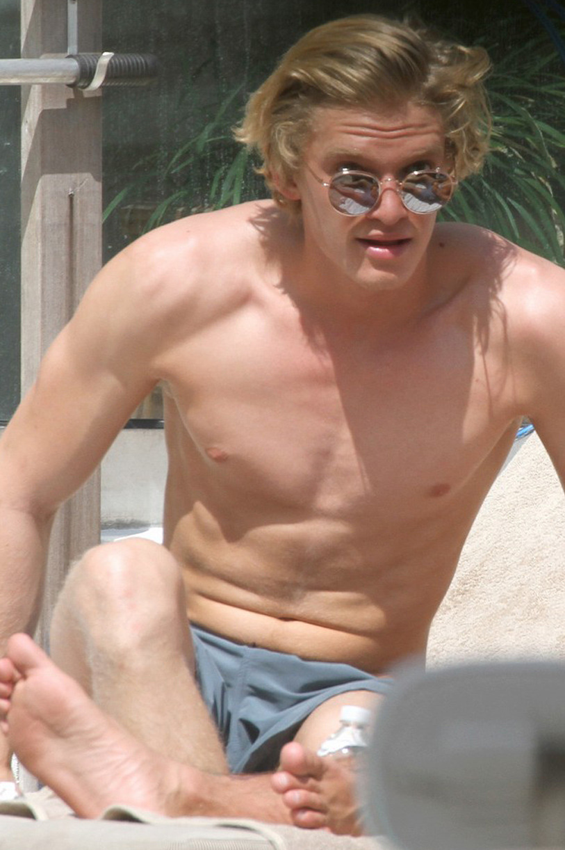 shirtlessmalecelebs:  Cody Simpson