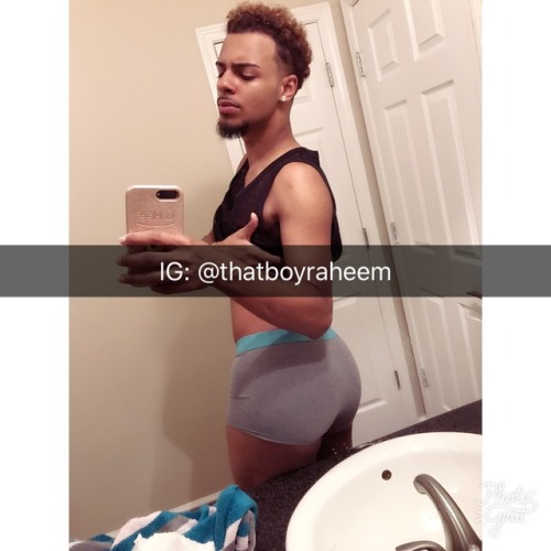 thatboyyraheem:  Pretty nigga with cakes 