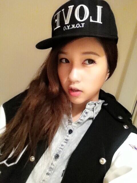 heyweathergirls:[130306] Dara’s Twitter Update.“We are watching baseball game hehe”