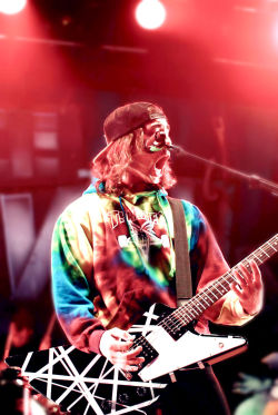 alexgaeskarth:  7/∞ pictures of Vic Fuentes