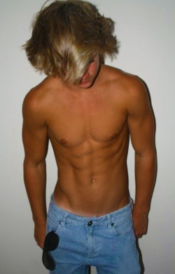 tfootielover:  i love his hair ..hot tan
