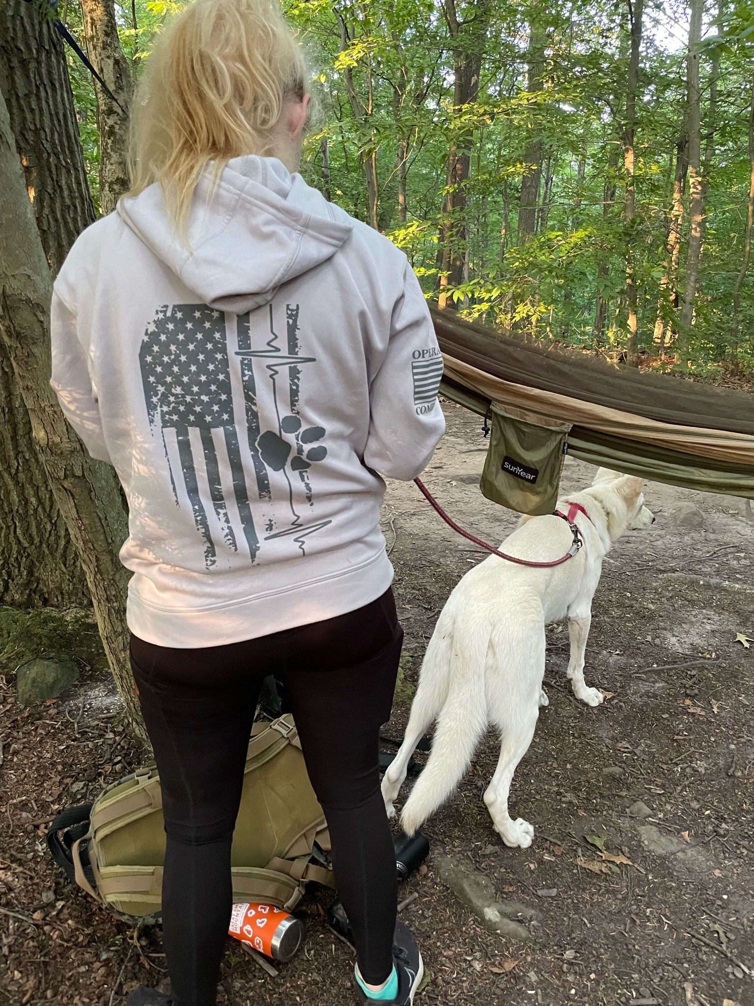 It was a beautiful summer evening for a date night hike with my girls, Astrid had her first hike and she did so well! Always love hiking with @katiiie-lynn and snapping shots. Set up the hammock and waited for sunset🥰 