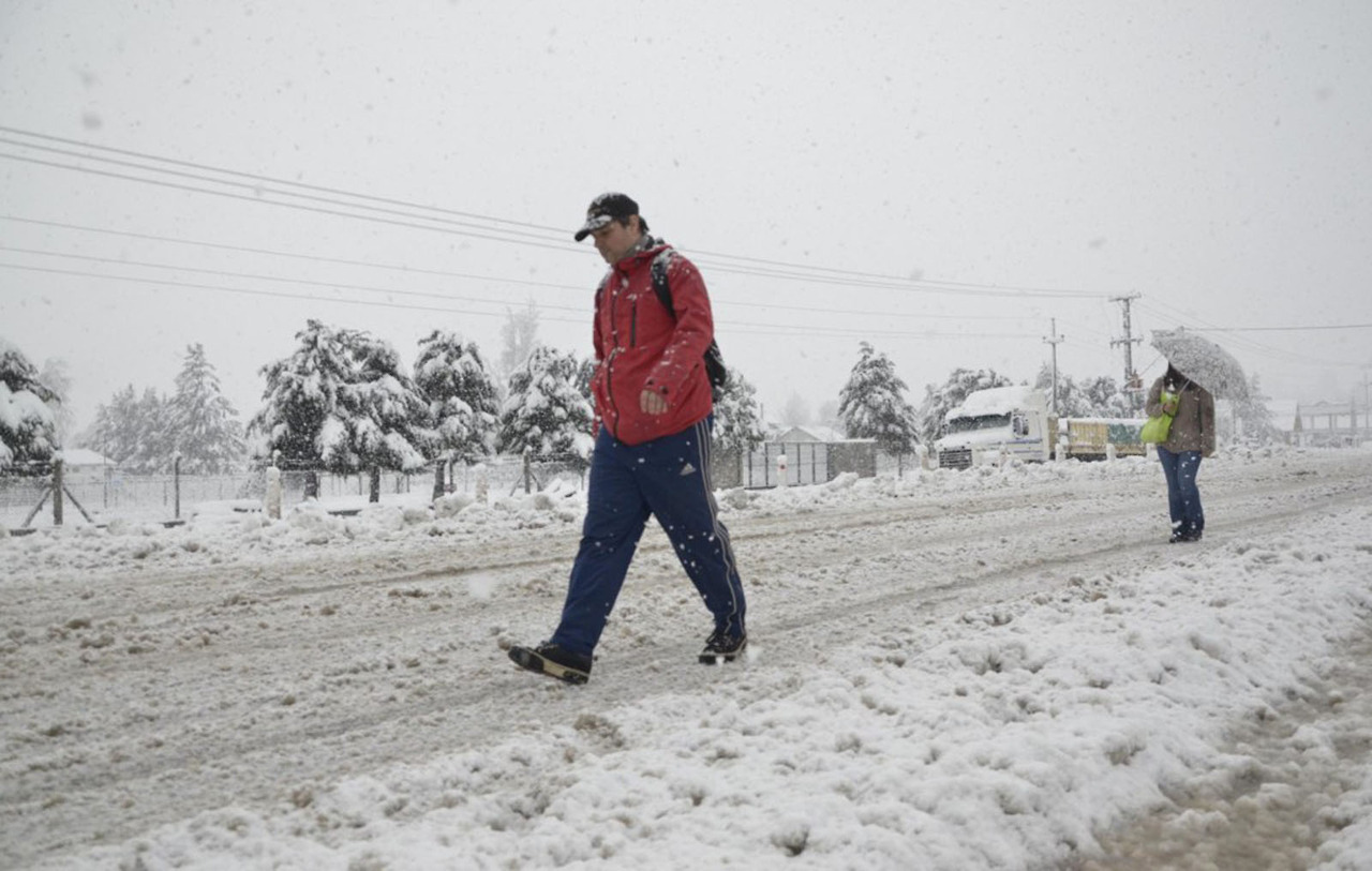 NEVADAS. Las fuertes nevadas que cayeron en las últimas 48 horas en las provincias de Rio Negro, Neuquen y Chubut, provocaron trastornos tanto para los pobladores locales como para los turistas debido al cierre de aeropuertos y rutas (foto: Patricio...