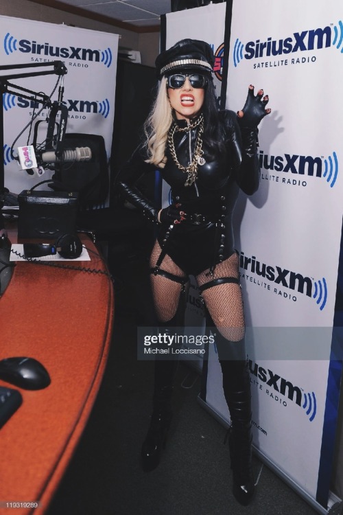  [PHOTO]— Lady Gaga visits «The Howard Stern Show» on SiriusXM Hits 1 at SiriusXM Studio in New York