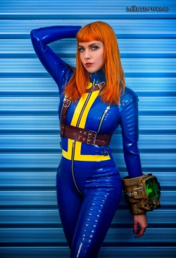 psylockemodel:  Vault girl Photo by Martin Wong Outfit by @lacinglilithlatexWww.Psylocke.se   Fallout &lt;3