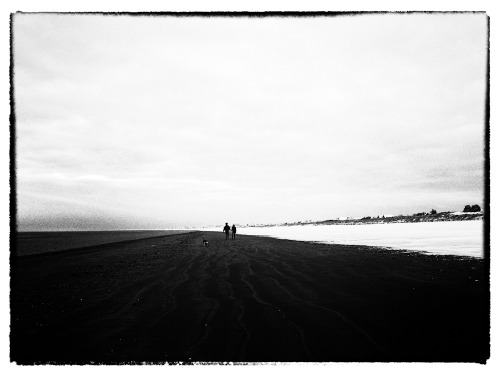 Figures on a beach (series) GRD III &gt; RAW &gt; Lightroom Weekend peruse this week is Junku Nish