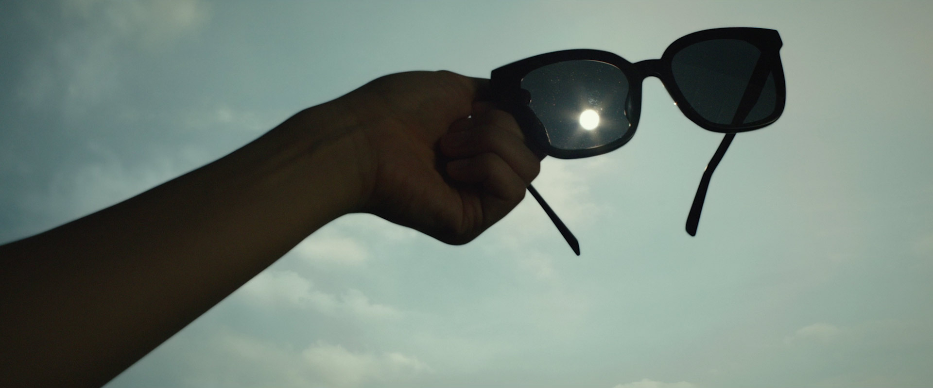 barricklovesmovies:Shots of hands in Parasite (2019), dir. Bong Joon-ho