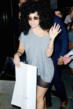 gagasgallery:  Gaga arriving at her apartment in NYC. 6.16.14 (HQ) 
