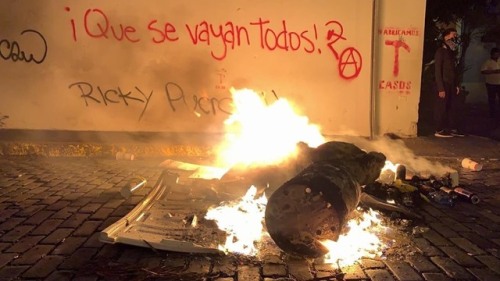 &ldquo;They all must go!&rdquo; Graffiti and burning barricades in San Juan calling all the politici