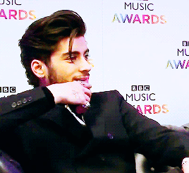prongsvszayn:  zayn’s habit of scratching at/rubbing his scruff is the worst thing