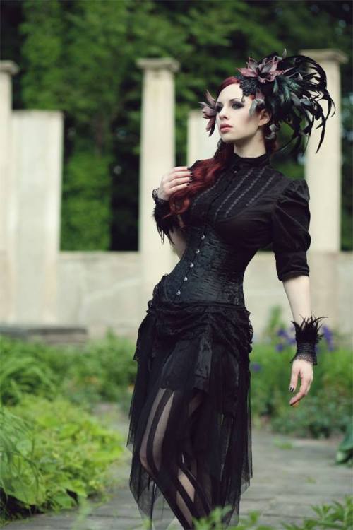 arsenicinshell:dark and goth lady have elegance. Beauty. Ninette